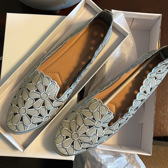 Gray flower print flats - Picture 2 of 5